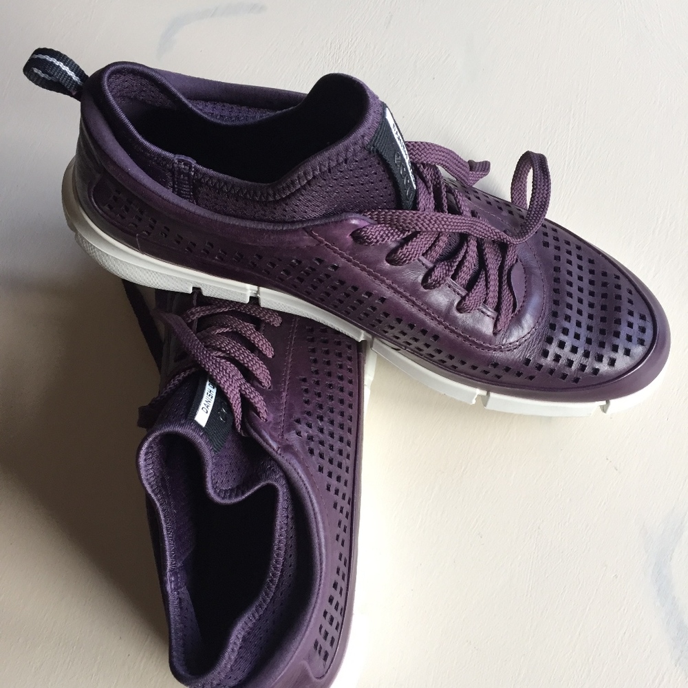ECCO WOMENS INTRINSIC SLIP ON Size 9 Purple